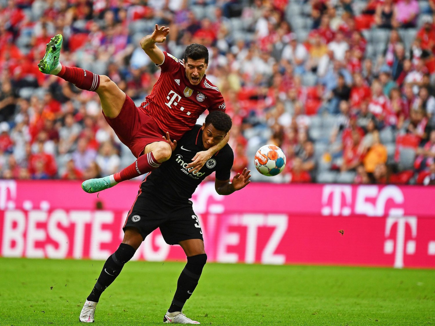 Robert Lewandowski w niedzielnym meczu z Eintrachtem Frankfurt nie zdołał nic strzelić, a Bayern przegrał 1:2.