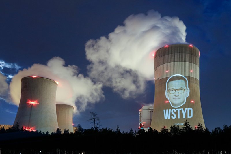 Zdjęcie Mateusza Morawieckiego pojawiło się na kominach w Bełchatowie.