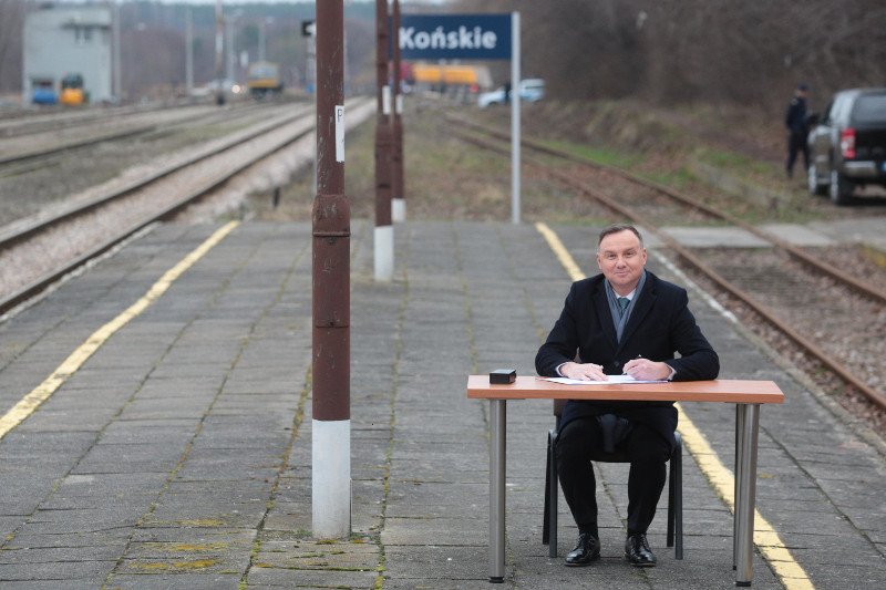 Na peronie w Końskich prezydent Andrzej Duda podpisał ustawę o kolei.