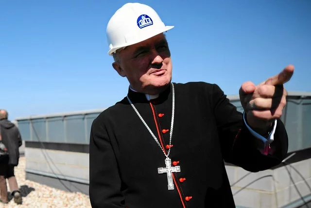 Kardynał Kazimierz Nycz na budowie Świątyni Opatrzności Bożej, która wchodzi w skład Centrum Opatrzności Bożej