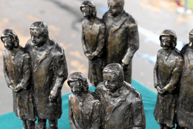 Statuetki pary prezydenckiej nową pamiątką turystyczną w Radomiu.
