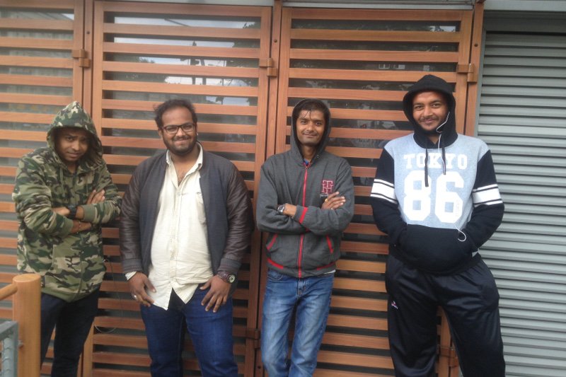 Od lewej stoją Suril, Dhaval, Visnal i Bhavesh.