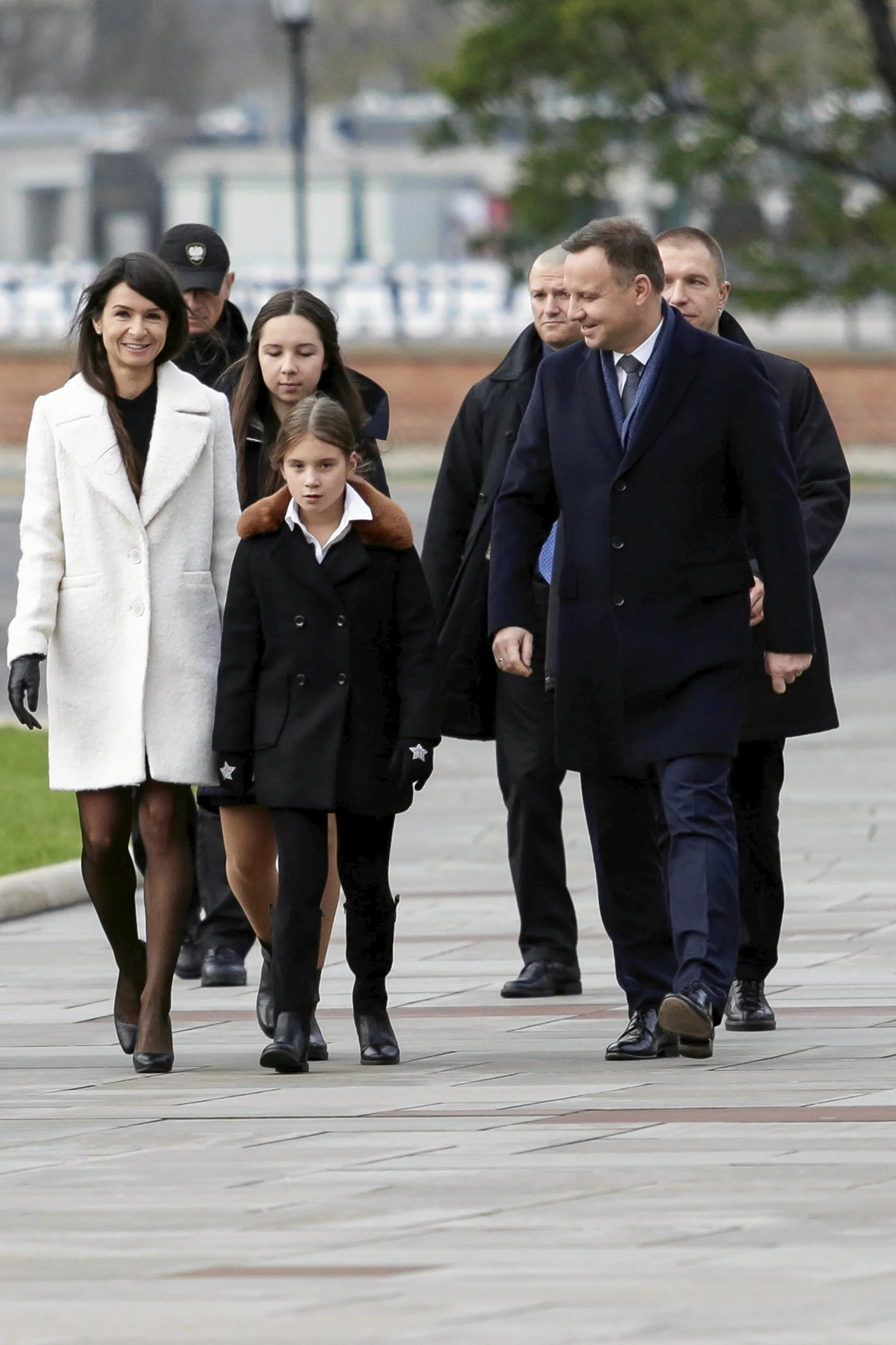 Marta Kaczyńska wraz z dziećmi oraz prezydent Andrzej Duda w dniu Wszystkich Świętych odwiedzili Katedrę Wawelską.