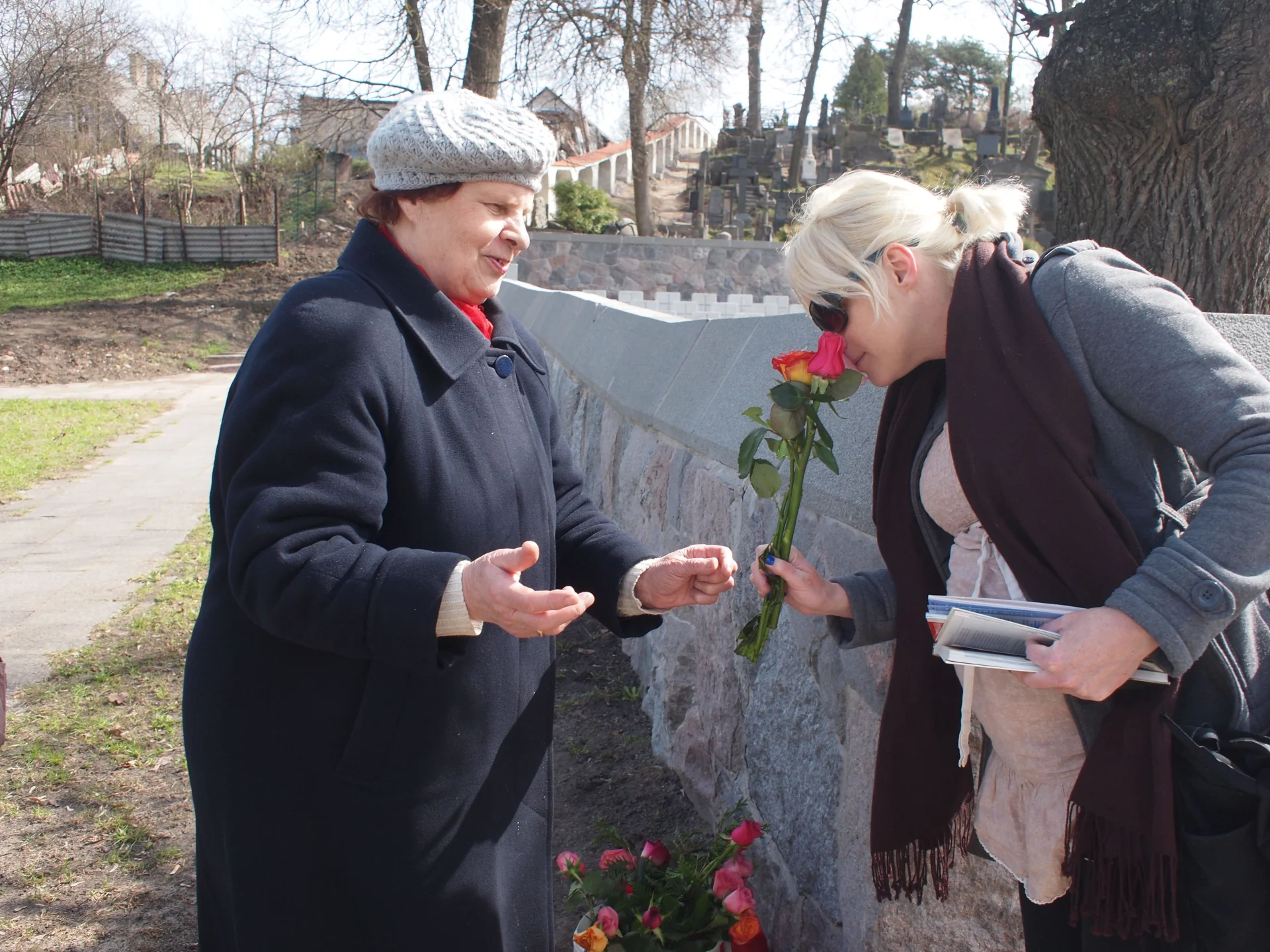 Pod bramą cmentarza na Rossie można, a nawet trzeba kupić świeże kwiaty „dla Marszałka”.