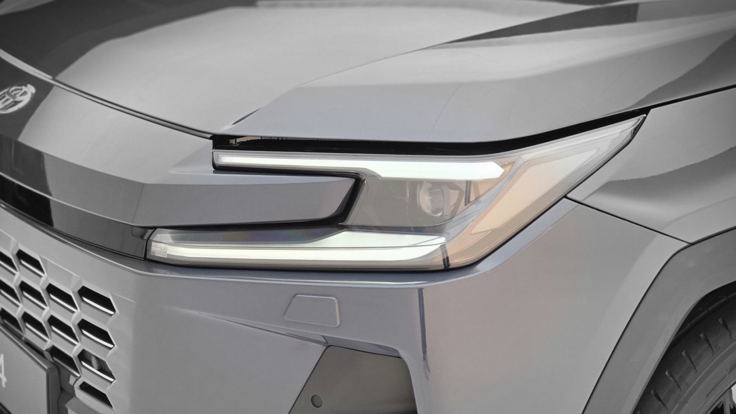 Nowa hybryda kultowej Toyoty wjeżdża do Polski. Ma 304 KM, gigantyczny zasięg i cenę, która kusi