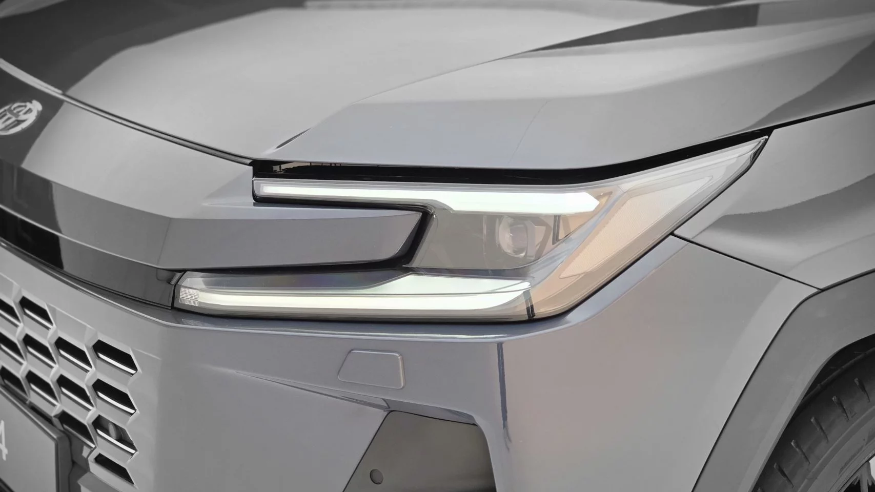 Nowa hybryda kultowej Toyoty wjeżdża do Polski. Ma 304 KM, gigantyczny zasięg i cenę, która kusi