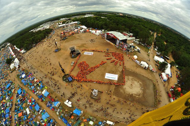 Ludzki obraz pod główną sceną 21. Przystanku Woodstock promujący energetykę obywatelską w ramach kampanii www.WiecejNizEnergia.pl