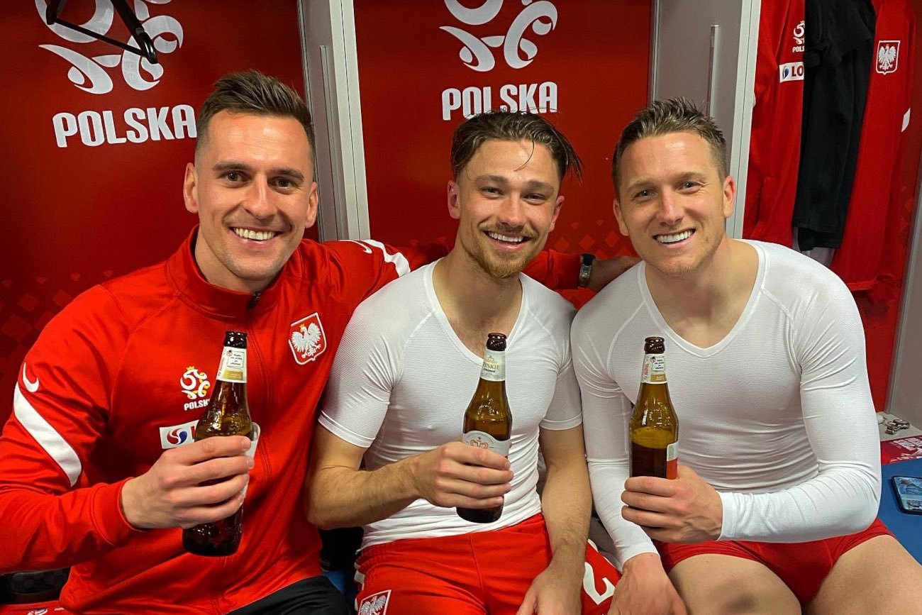 Świętowania na Stadionie Śląskim po zwycięstwie nad Szwecją. Matty Cash (w środku) z kolegami z reprezentacji.