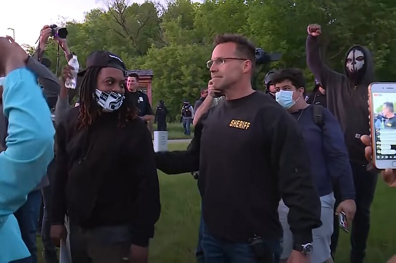 Szeryf Hrabstwa Genesee Chris Swanson i jego policjanci dołączyli do pokojowego protestu ws. śmierci George'a Floyda. Szeryf Hrabstwa Genesee Chris Swanson i jego policjanci dołączyli do pokojowego protestu ws. śmierci George'a Floyda.