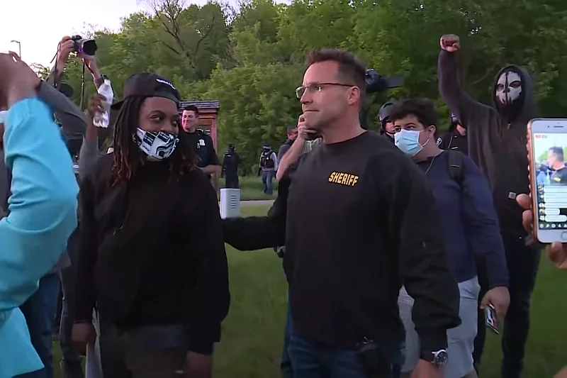 Szeryf Hrabstwa Genesee Chris Swanson i jego policjanci dołączyli do pokojowego protestu ws. śmierci George'a Floyda. Szeryf Hrabstwa Genesee Chris Swanson i jego policjanci dołączyli do pokojowego protestu ws. śmierci George'a Floyda.
