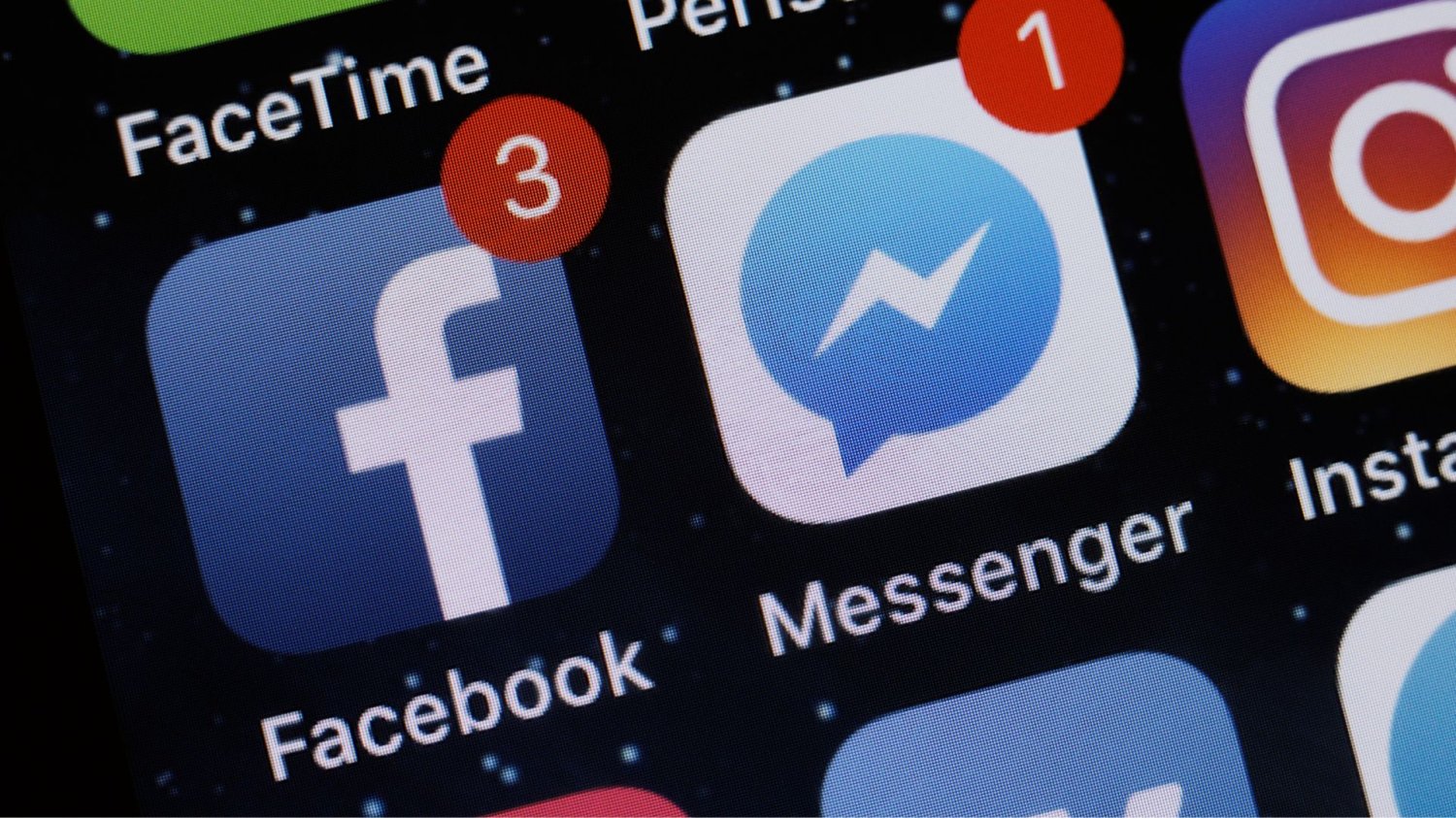 Problem z Facebookiem i Messengerem. Użytkownicy zgłaszają nietypową awarię Ekran smartfona i ikony aplikacji Facebook i Messenger.