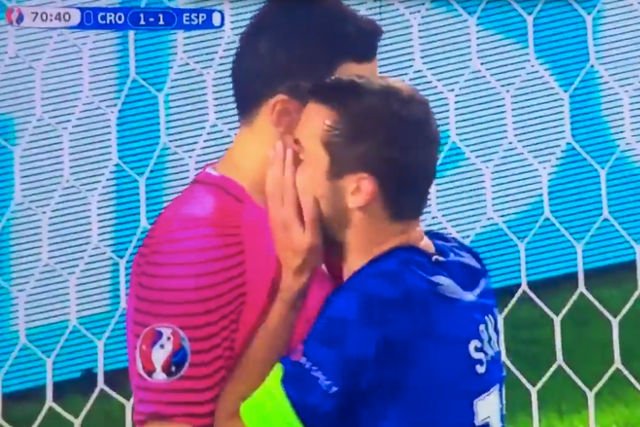 Chorwacki piłkarz udziela wskazówek bramkarzowi.