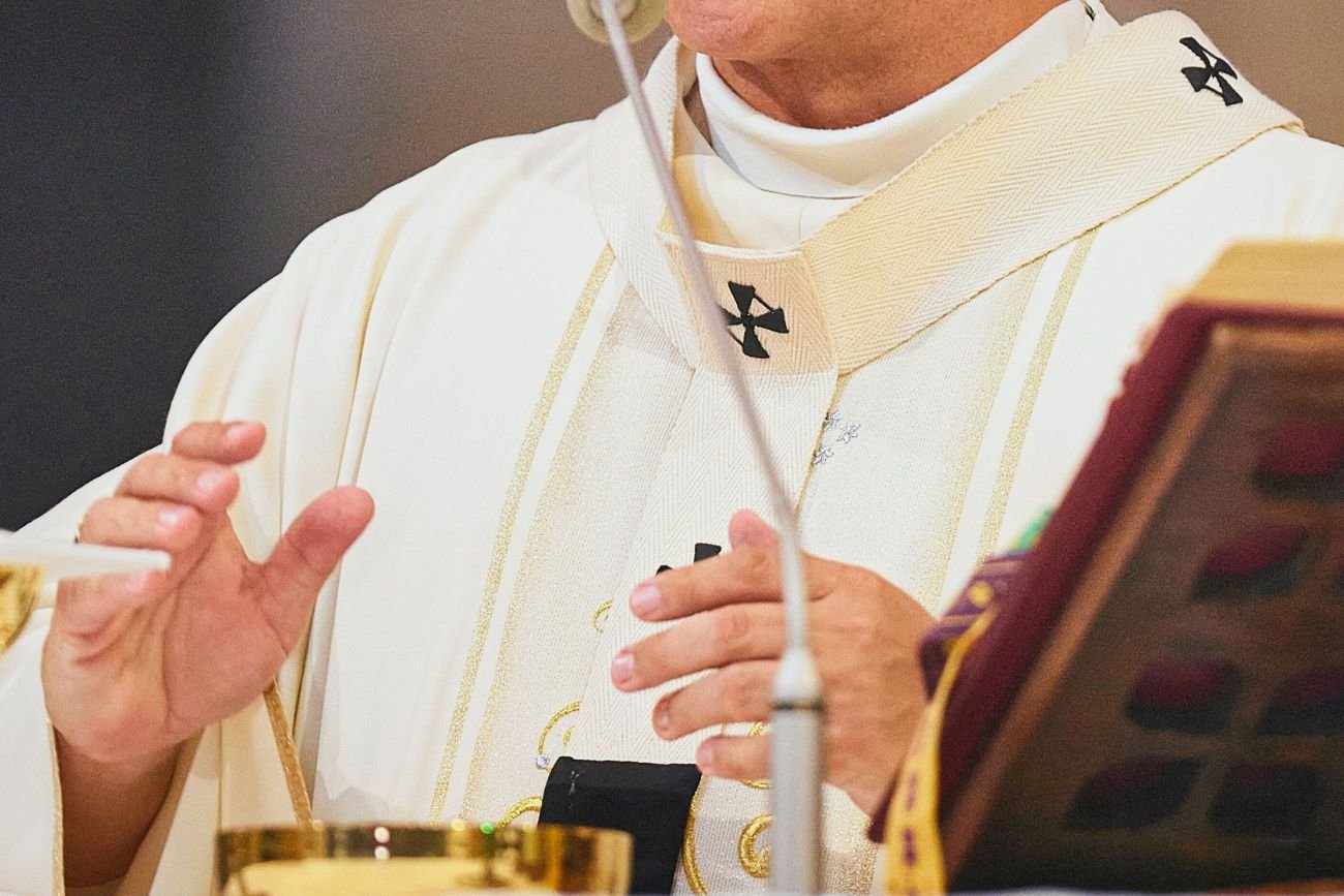 Ksiądz podpalił żywcem i zabił. Mieszkańcy o tym, co wyprawiał na mszy