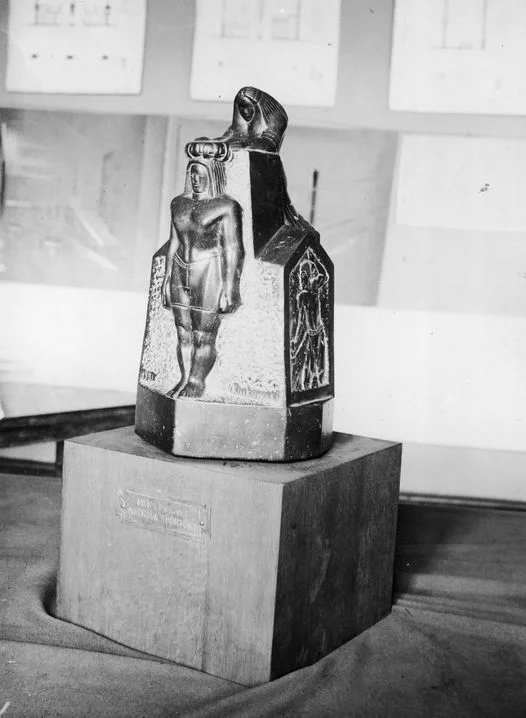 1938. Nagroda, którą otrzymała tenisistka Jadwiga Jędrzejowska – rzeźba Józefa Klukowskiego "Wieńczenie zawodnika"