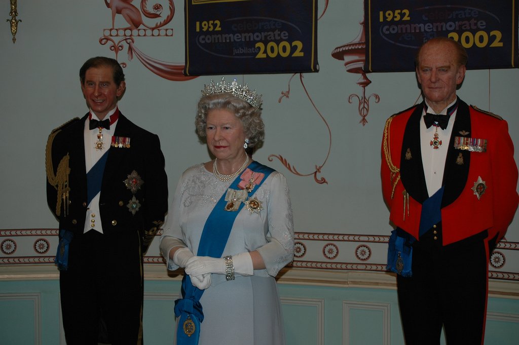Elżbieta II z najstarszym synem księciem Karolem (po lewej)  oraz mężem, księciem Filipem.