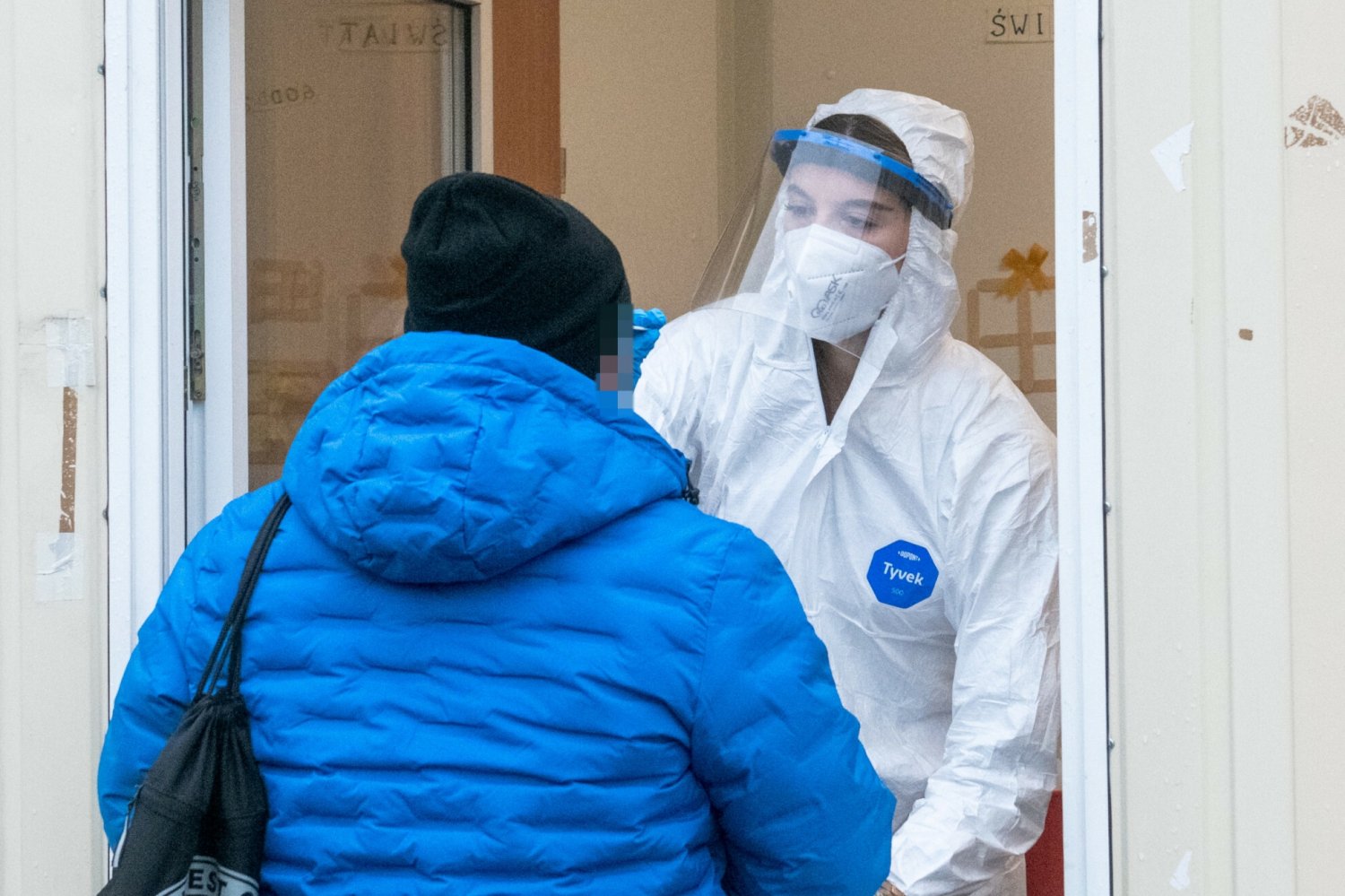 Ćwierć miliona Polaków ma skierowanie na test na COVID-19, ale go nie zrobiło.