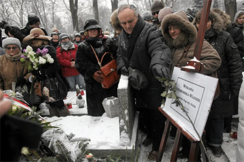 Pisarka Wisława Szymborska też miała świecki pogrzeb na cmentarzu w Krakowie.