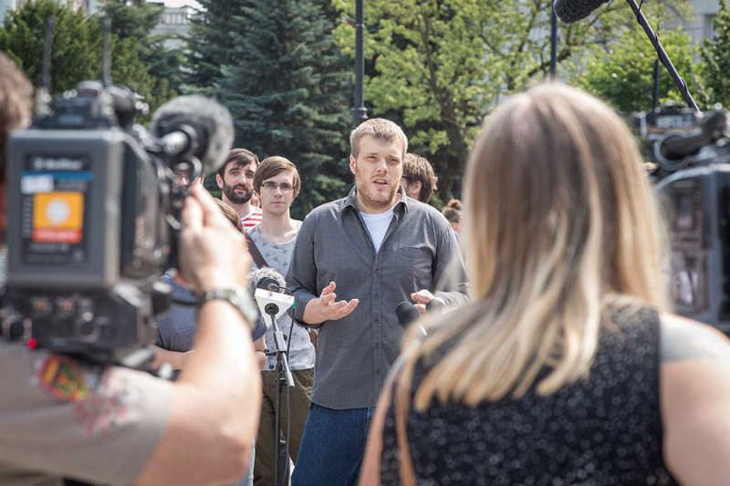 Adrian Zandberg z Partii Razem stał się bohaterem debaty. Wydał lepiej, niż program jego partii, który przyprawia o dreszcze.
