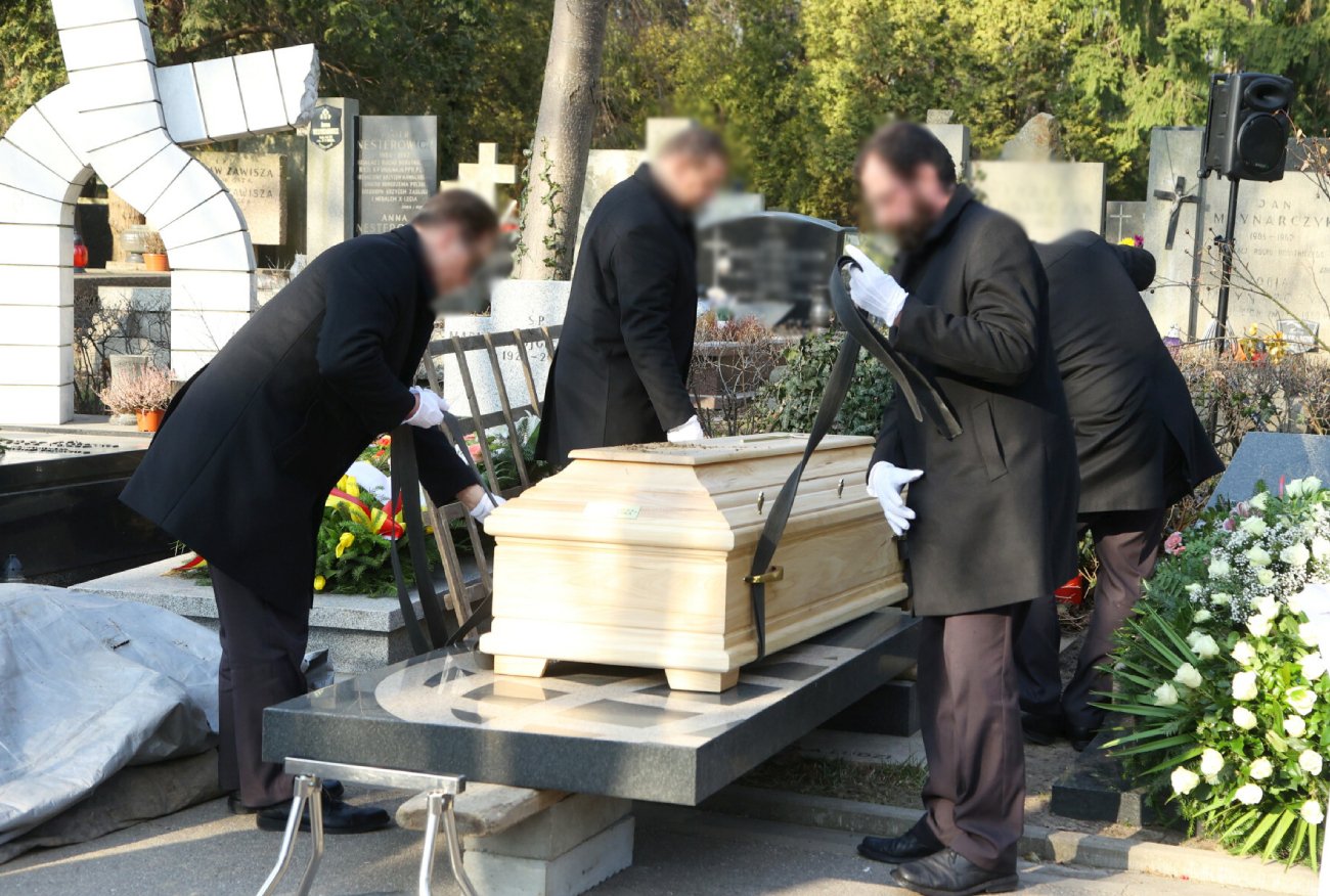 Gniezno. Przyszli na pogrzeb, ale "coś" było nie tak. Nikt nie zawiadomił księdza.