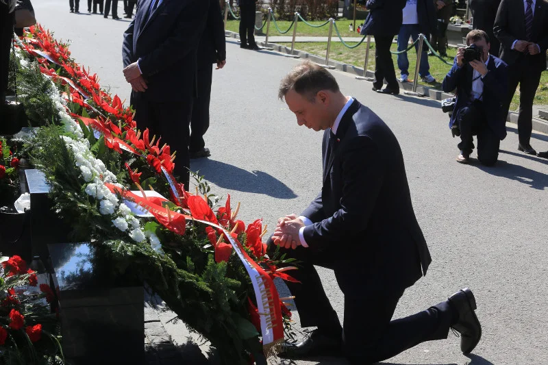 Kwiaty są kupowane z wielu okazji. Na zdjęciu podczas składania wieńca w rocznicę katastrofy smoleńskiej.