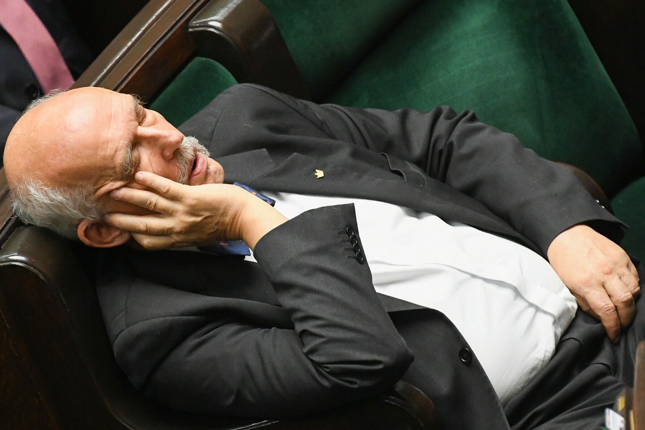 Janusz Korwin-Mikke skomentował zachowanie Jarosława Kaczyńskiego podczas ostatniej konferencji i zaprezentował się w roli "eksperta od przysypiania".