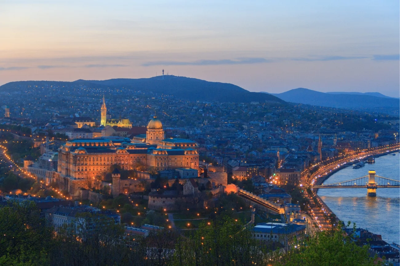 na zdjęciu widoczny jest Budapeszt o zmierzchu