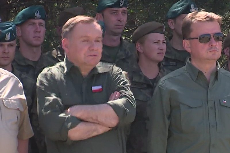 Andrzej Duda nie poradził sobie na poligonie, jako jedyny pokazał, że boi się huku wystrzałów.