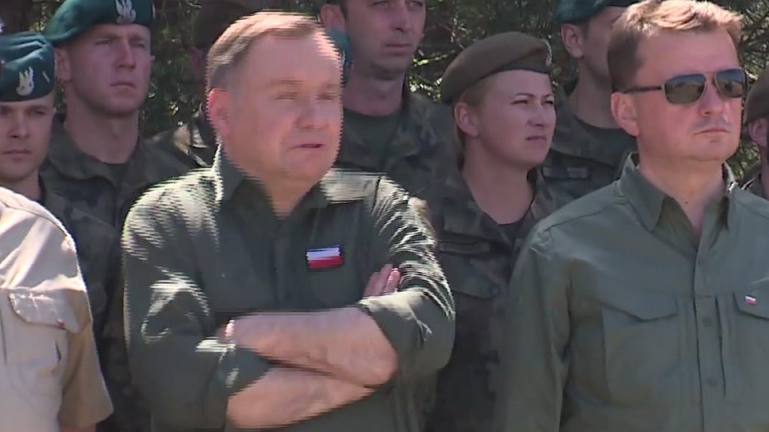 Andrzej Duda nie poradził sobie na poligonie, jako jedyny pokazał, że boi się huku wystrzałów.