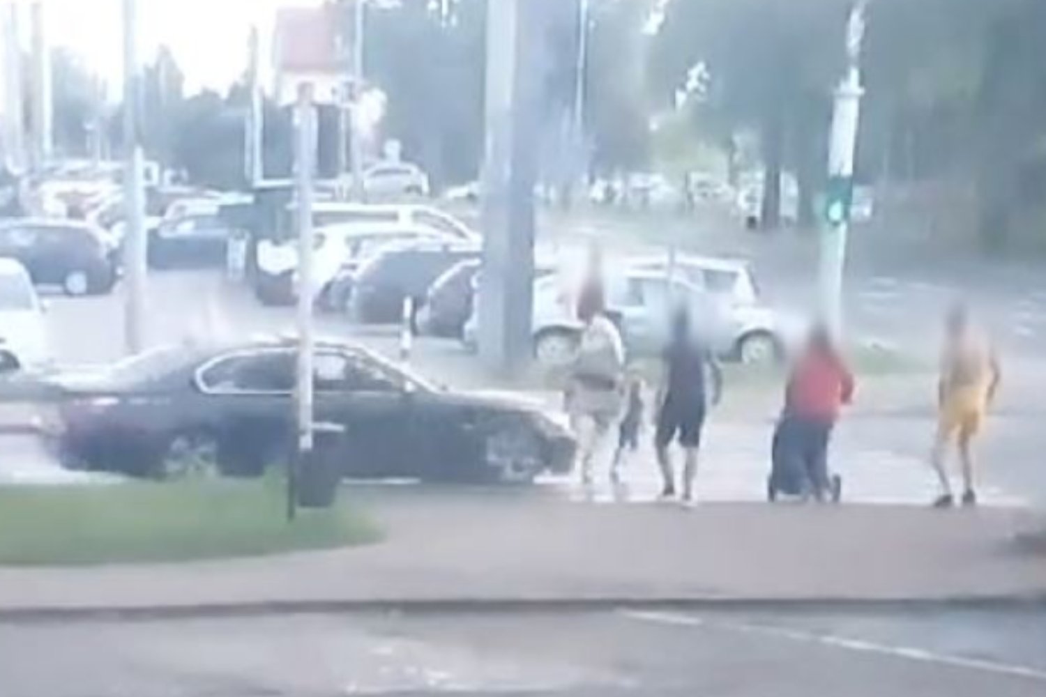 Puławy. Policja pokazała nagranie z potrącenia matki i dziecka.