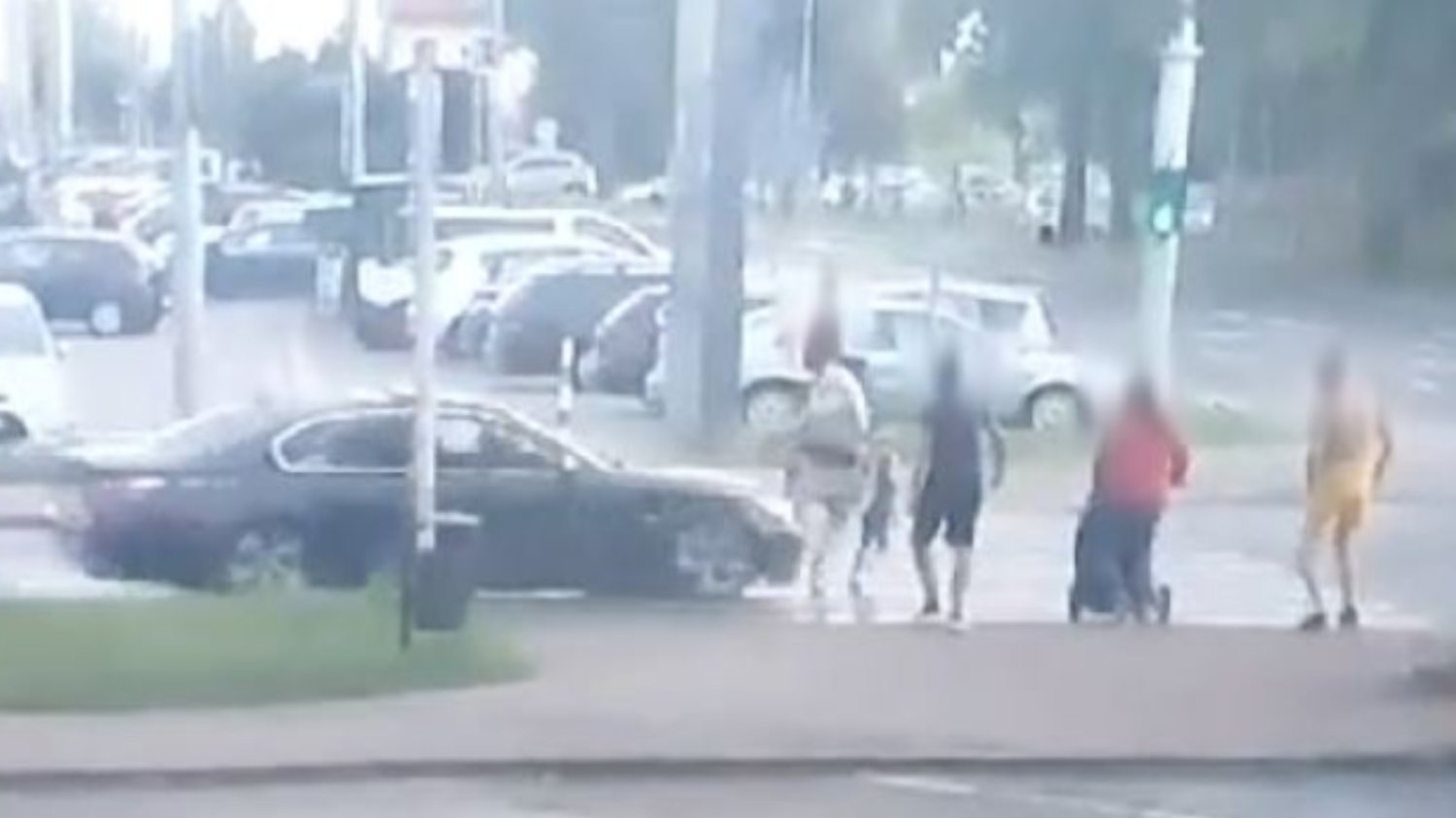 Puławy. Policja pokazała nagranie z potrącenia matki i dziecka.