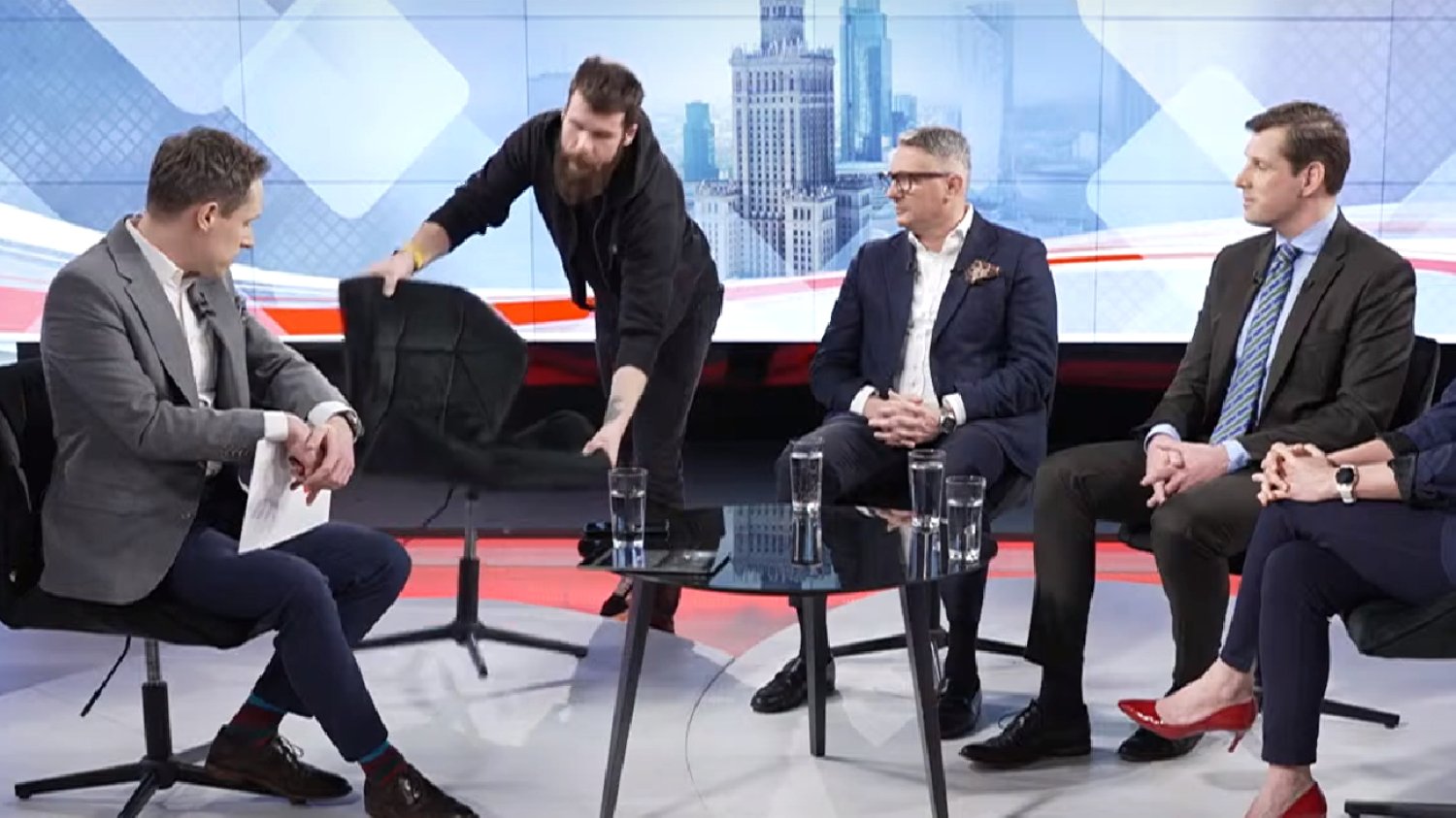 Trzaskowski odmówił udziału w debacie. Wyniesiono jego fotel ze studia