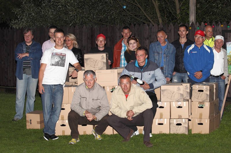 Organizatorzy z prezentem dla budowlańców