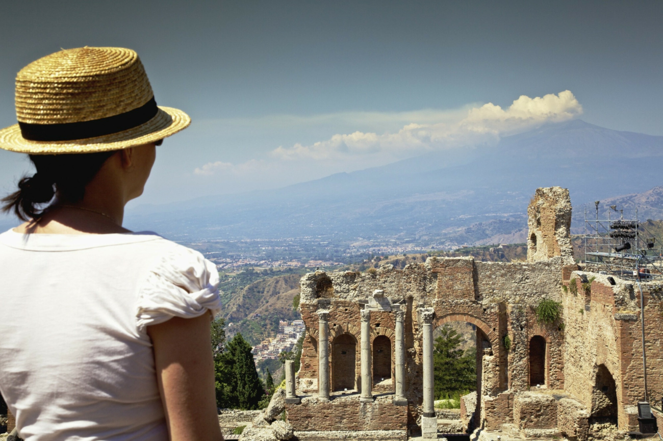 Taormina, Sycylia, Włochy, kobieta w kapeluszu patrząca na grecki amfiteatr