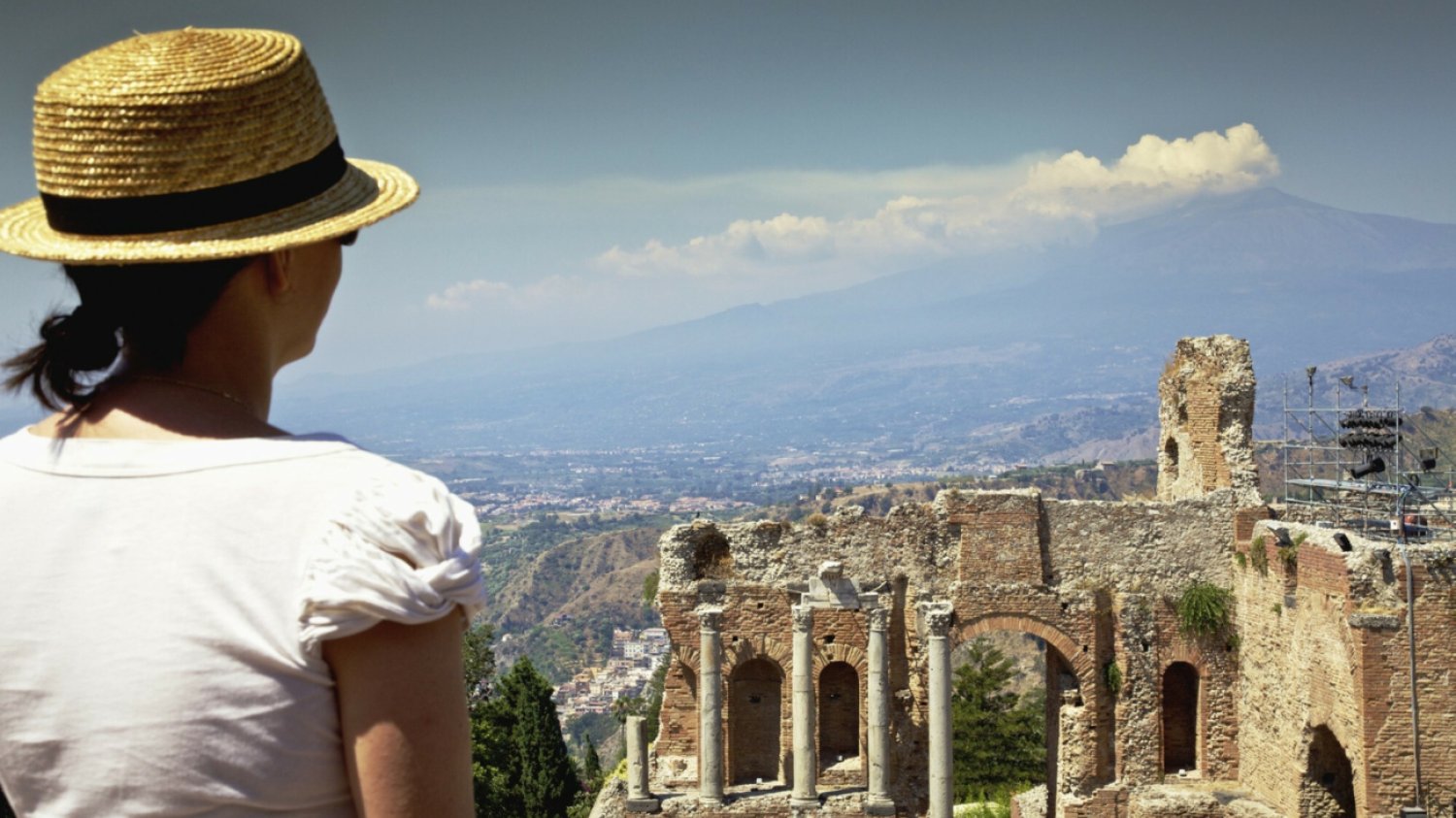 Taormina, Sycylia, Włochy Taormina, Sycylia, Włochy, kobieta w kapeluszu patrząca na grecki amfiteatr