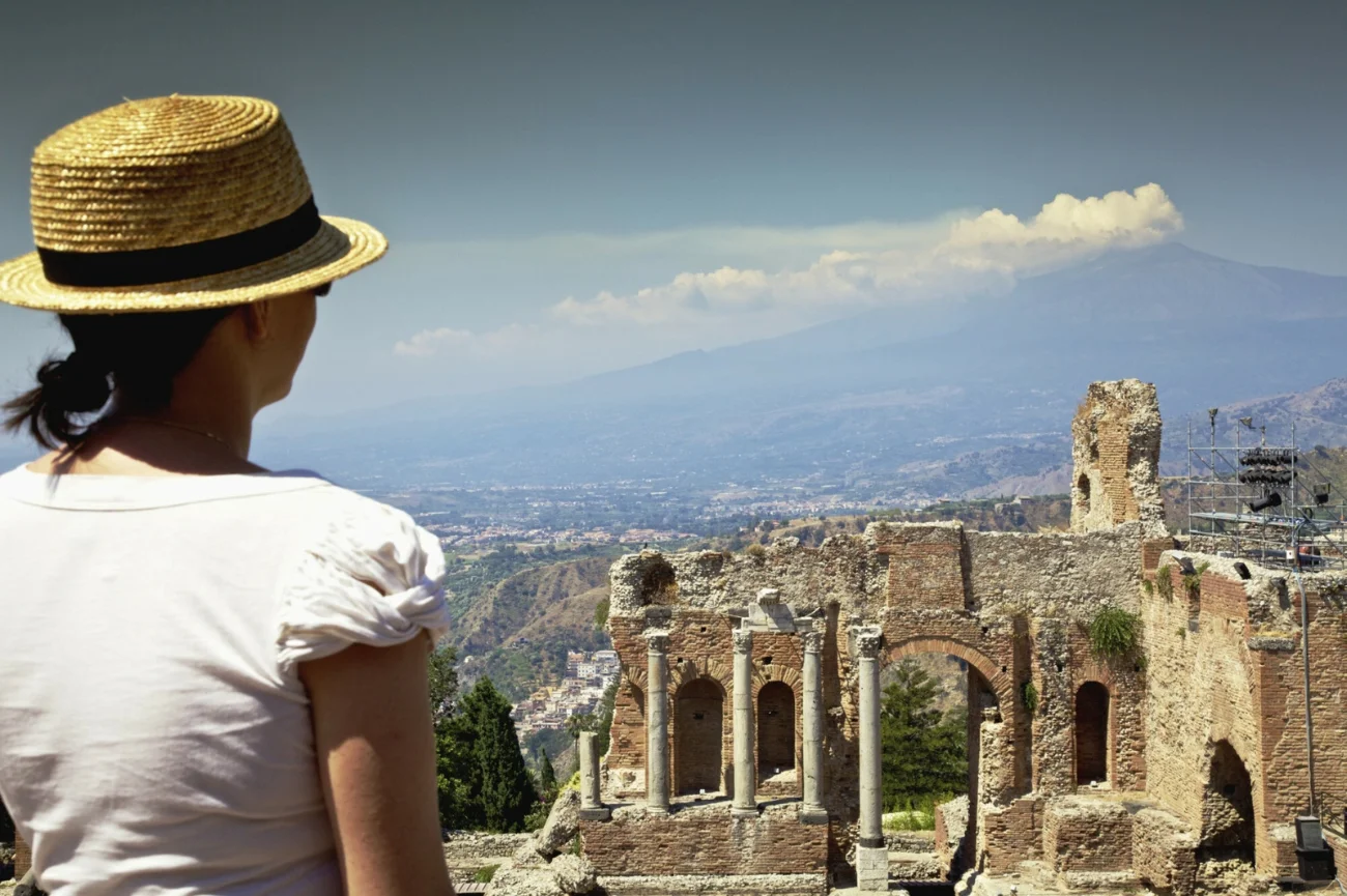 Taormina, Sycylia, Włochy Taormina, Sycylia, Włochy, kobieta w kapeluszu patrząca na grecki amfiteatr