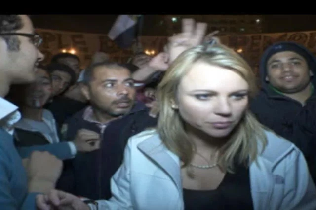 Lara Logan podczas relacji w Egipcie w 2011 roku została zaatakowana przez grupę protestujących mężczyzn.