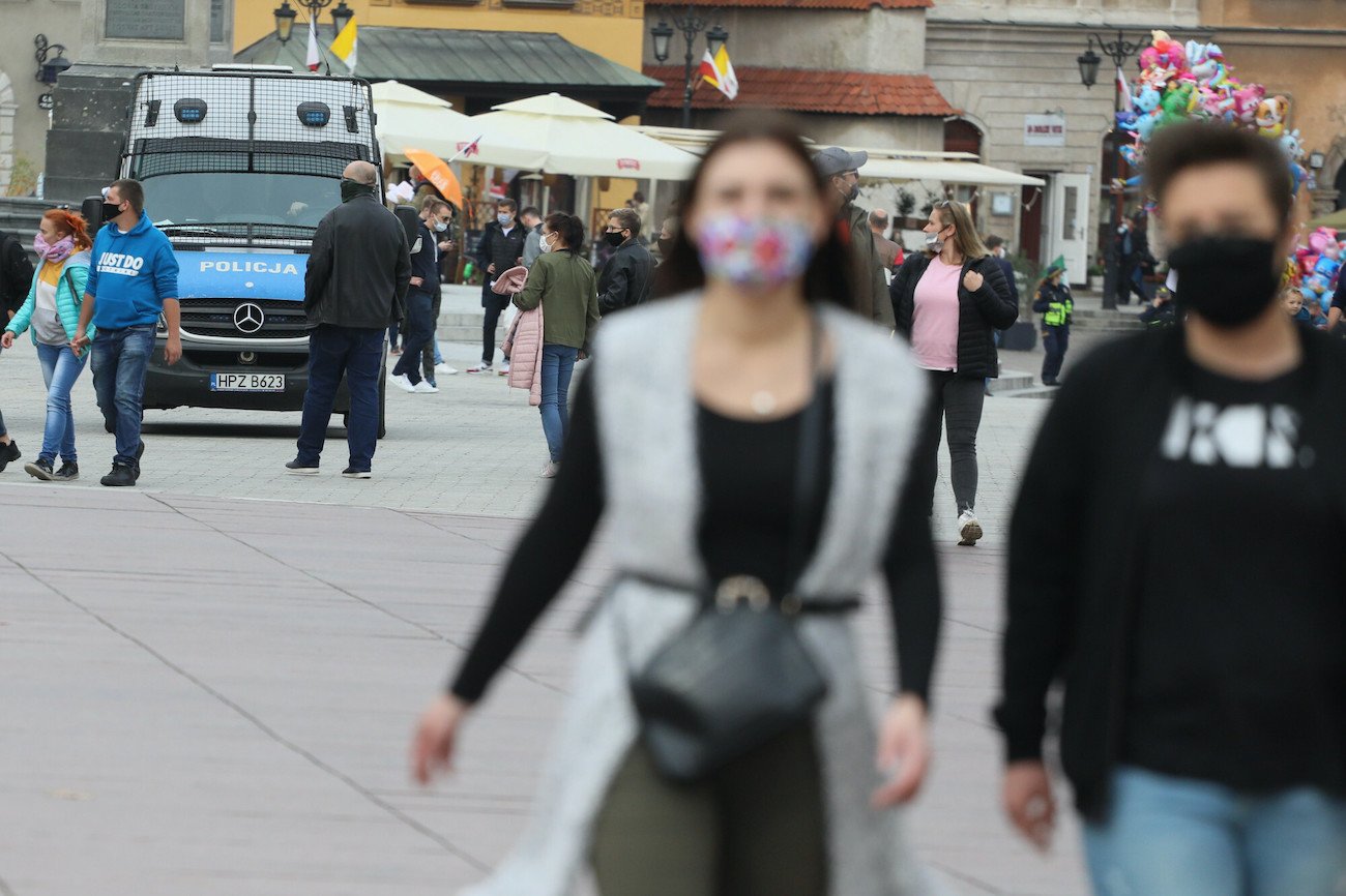 Dr Paweł Grzesiowski skrytykował luzowanie obostrzeń covidowych.