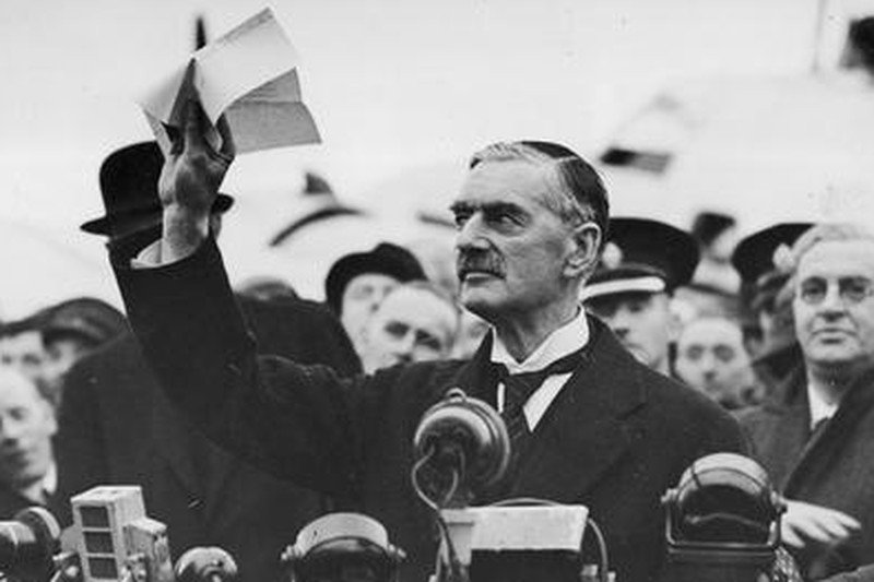Premier Chamberlain ogłasza "pokój" dla Europy.