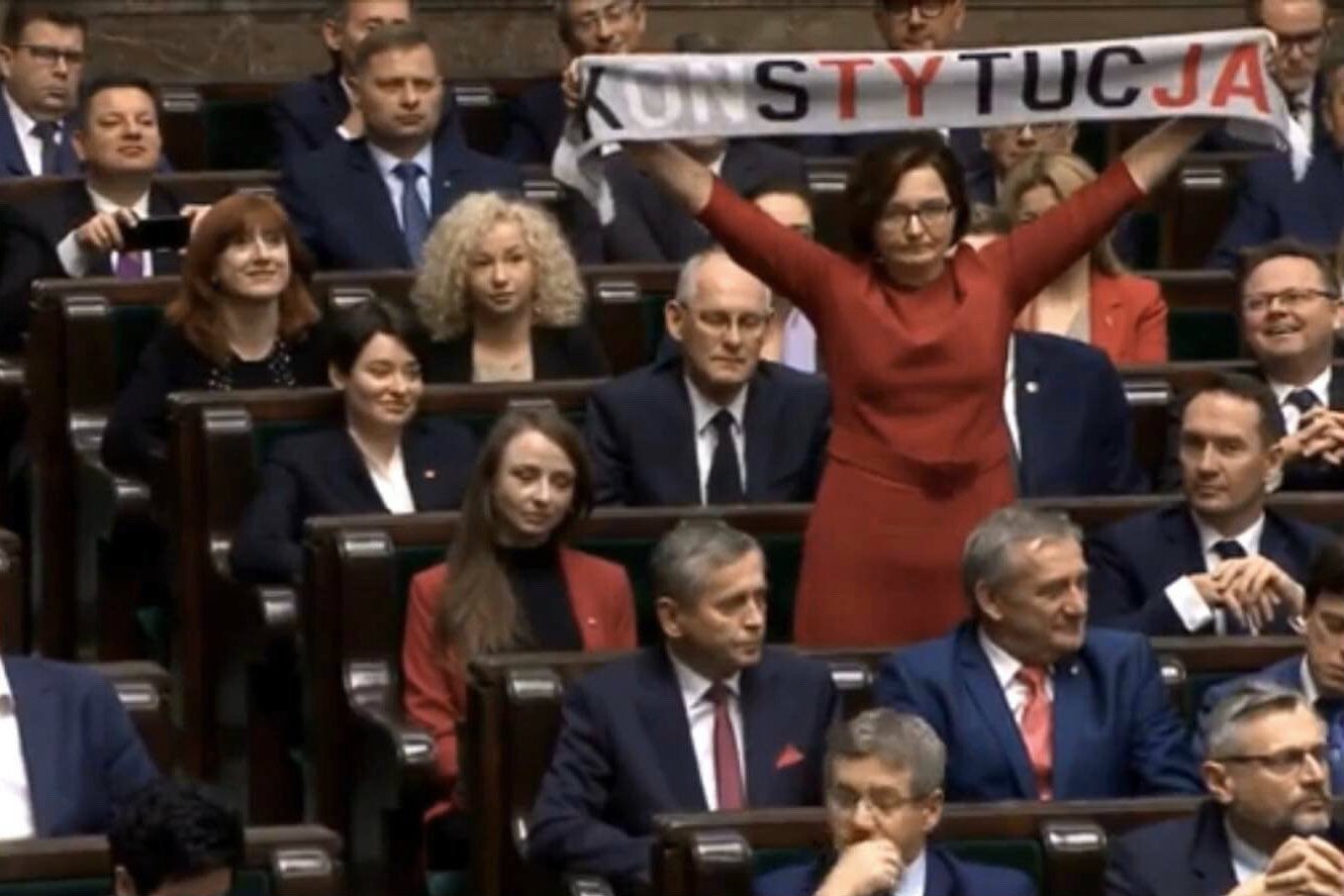 Anita Sowińska pokazała podczas inauguracji IX kadencji Sejmu szalik z napisem "Konstytucja".