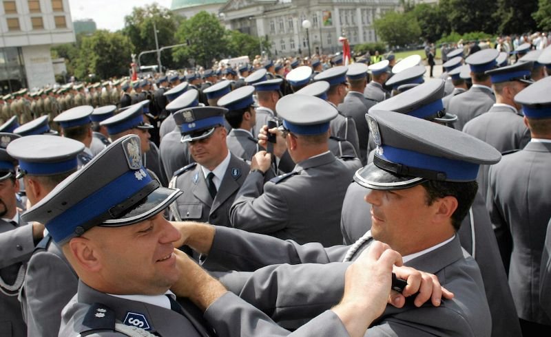 Obchody 90. rocznicy powstania policji połączone z nominacjami oficerskimi kadetów szkoły policyjnej w Szczytnie. Zdjęcie poglądowe.