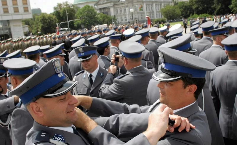 Obchody 90. rocznicy powstania policji połączone z nominacjami oficerskimi kadetów szkoły policyjnej w Szczytnie. Zdjęcie poglądowe.