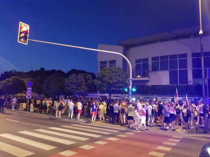 Gorąca atmosfera po ogłoszeniu wyników wyborów na Białorusi. Pod ambasadą w Warszawie nocą zgromadziło się wielu Polaków solidaryzujących się z Białorusinami, którzy twierdzą, że wyniki wyborów zostały sfałszowane. Wybory prezydenckie na Białorusi. Tysiące ludzi na ulicach w proteście przeciwko sfałszowaniu wyników głosowania.