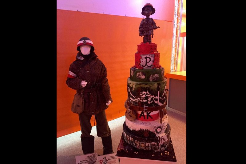 Tort nawiązujący do Powstania Warszawskiego. Brak słów.