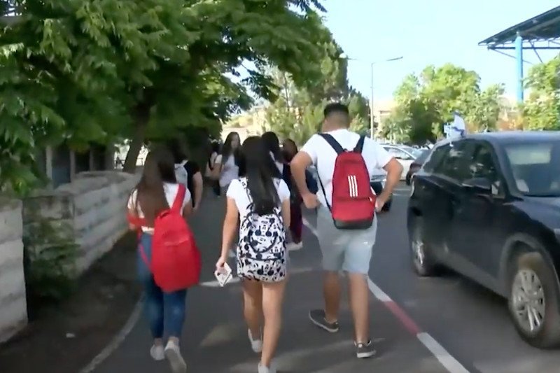 Przedwczesne otwarcie szkół w Izraelu zakończyło się katastrofą. Jak było w innych krajach?