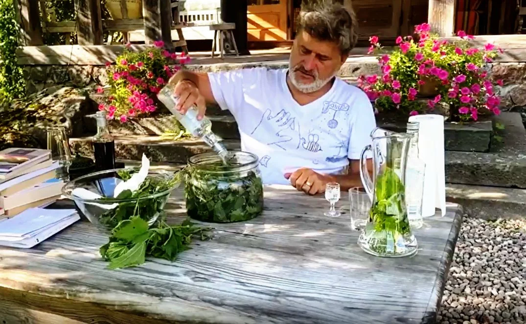 Były polityk Janusz Palikot spędza sielskie wakacje na Suwalszczyźnie. Na Instagramie podzielił się autorską recepturą na 40-procentową pokrzywówkę. Pokrzywówka. Autorski przepis Janusza Palikota.