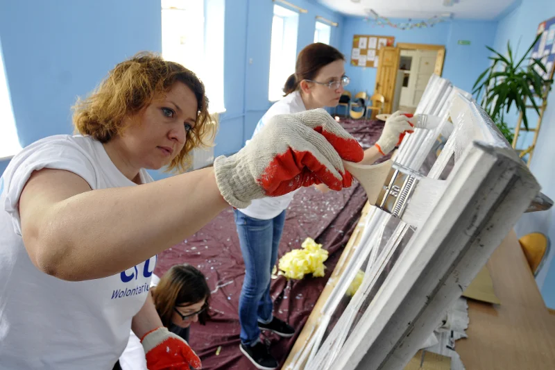 Uczestnicy wolontariatu pracowniczego #CitiVolunteers Citi Handlowy wykonują prace społeczne, aby wesprzeć osoby i wspólnoty z najbliższego otoczenia