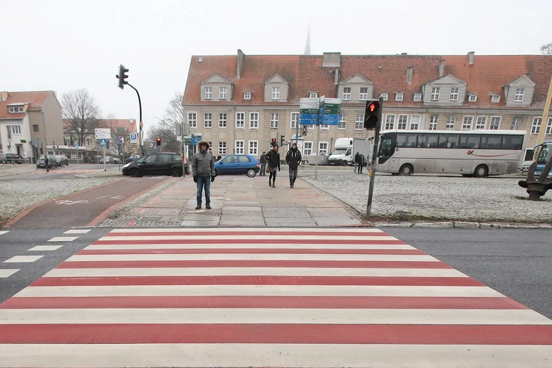 Szczecinianie masowo znieważają Polskę? Radny, który stratował z listy PiS-u, domaga się przemalowania przejść dla pieszych. Powód... zniewaga symboli narodowych.