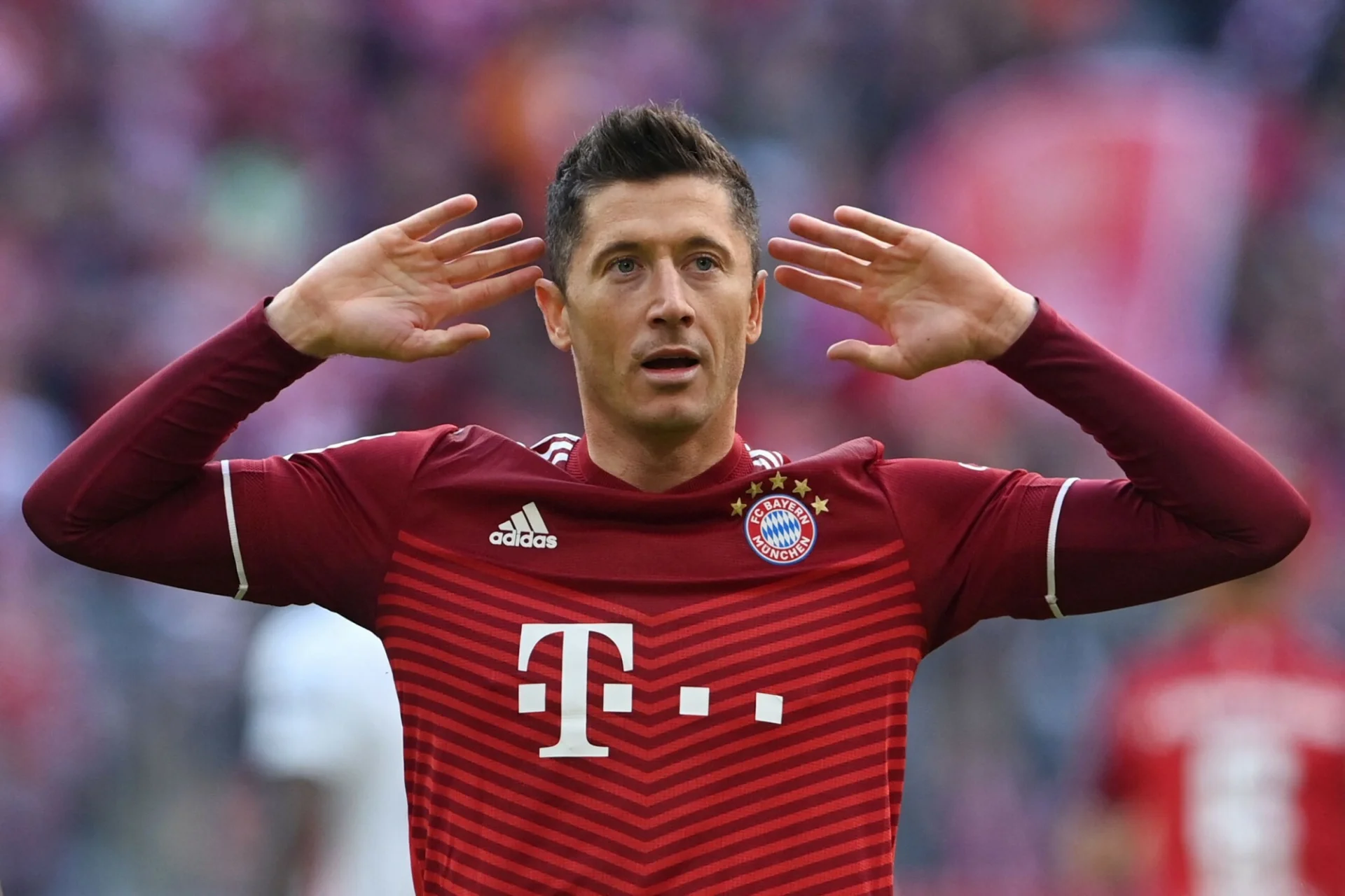 Robert Lewandowski czeka na propozycję z Monachium, ale klub do tej pory nie spieszył się z nową umową