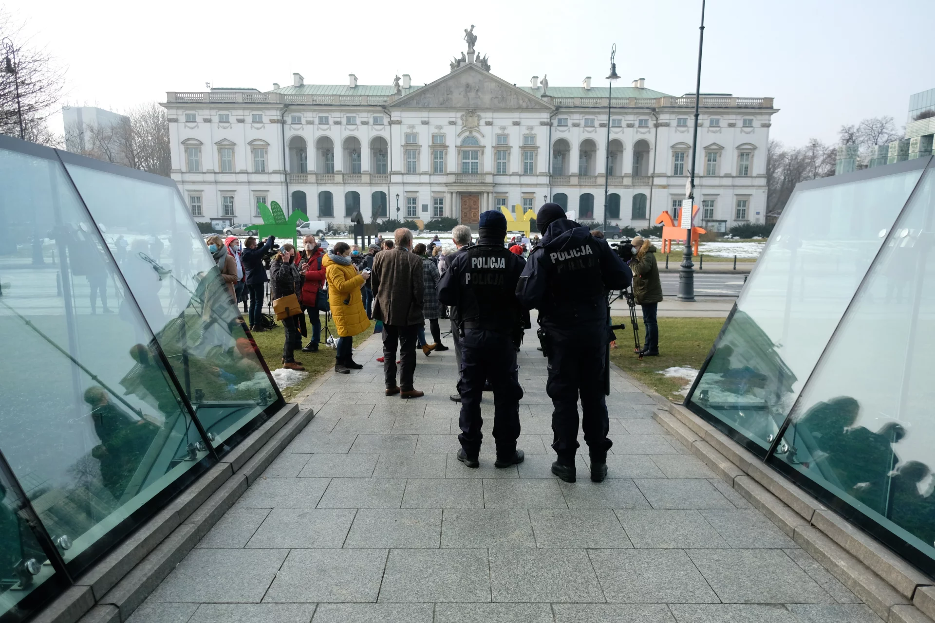 Bomby w Warszawie? Policja dostała informacje o ładunkach wybuchowych w 40 miejscach, w tym w okolicach Sądu Najwyższego.