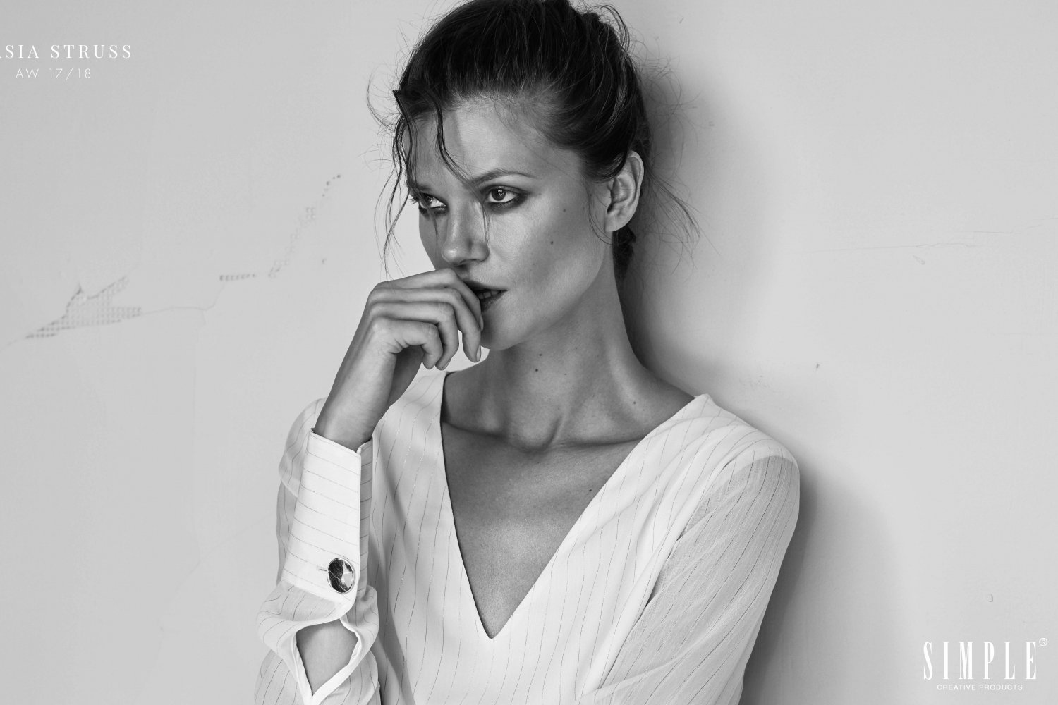 W tym sezonie Kasia Struss przyciąga uwagę bardziej zdecydowanym, mocnym wizerunkiem, ale też melancholijną, nastrojową odsłoną.